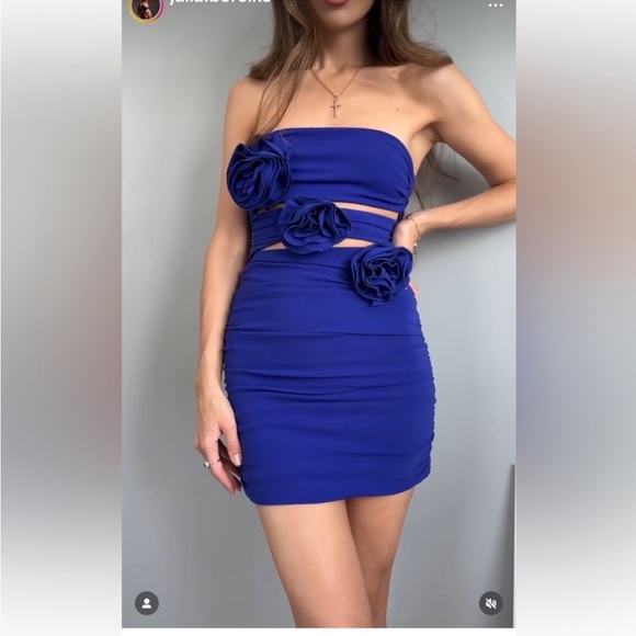 Zara NWT 3D Blue flower appliqué mini ruched strapless dress with cutout details - Picture 13 of 16